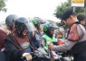 Pemberian bendera merah putih di depan mako Polresta Malang Kota, Minggu (16/8)