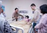 Wamenkes Prof dr Dante Saksono Harbuwono saat menjenguk pasien pascaoperasi janin terbuka di RSAB Harapan Kita, Jakarta, Rabu (26/8)