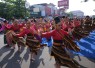 Ratusan siswa dari berbagai sekolah dan sanggar tari tampil memeriahkan Hari Tari Sedunia dalam Pentas Seni dan Budaya di area Car Free Day Karanganyar, Minggu (3/5/2026)