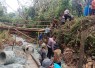 Polres Trenggalek Polda Jatim bersama masyarakat membangunan Jembatan Merah Putih Presisi di Dusun Jombok, Kecamatan Pule, Kabupaten Trenggalek