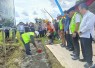 Rektor UIN Raden Mas Said Surakarta, Prof. Toto Suharto, saat melakukan prosesi peletakan batu pertama (groundbreaking) di lokasi pembangunan Kampus 3, Karanganyar, Jumat (8/5/2026)