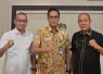 Walkot Medan Rico Tri Putra Bayu Waas diapit Ketua Kormi Medan, Idrus Djunaidi (kanan) dan Bendahara Kormi Medan, Abdul Salim (kiri)
