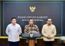Menteri Sekretaris Negara Prasetyo Hadi, dengan didampingi Sekretaris Kabinet Teddy Indra Wijaya dan Kepala Badan Komunikasi Pemerintah (Bakom) RI Muhammad Qodari