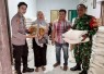 TNI-Polri Kawal Penyaluran Bantuan Beras dan Minyak Goreng bagi Warga Kurang Mampu di Trenggalek