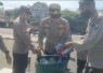 Personel Polres Blitar Bersihkan Sampah Usai Layanan Pengamanan Aksi Unjuk Rasa