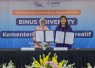 Sekretaris Kementerian Ekonomi Kreatif, Dessy Ruhati, menandatangani Nota Kesepahaman (MoU) Kementerian Ekonomi Kreatif dengan Universitas Bina Nusantara di Jakarta, Kamis (25/6/2026)
