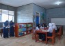 Anak-anak Suku Bajo saat belajar diruangan kelas yang sudah direvitalisasi