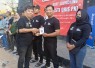 Penyerahan akrilik kode Qris secara simbolis oleh Kepala Diskuktrans ESDM Karanganyar, Sriono Budi Santoso kepada pedagang kaki lima di kawasan Taman Pancasila Karanganyar, Selasa (7/7/2026)