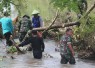 Demi Kelancaran Aliran Sungai, TNI dan Warga Pilangbango Bersatu Singkirkan Pohon Roboh