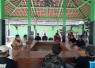 Puluhan warga Desa Mendenrejo dan Medalem Kecamatan Kradenan saat bertemu dengan Sekcam dan Kasi Trantib Kecamatan Kradenan mempertanyakan anggaran kontribusi dari PT Pertamina terkait moving alat dari sumur Darajingga 01 di Desa Mendenrejo