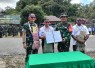 Dansatgas TMMD Ke-129 Kodim 1807/Sorong Selatan Letkol Czi Paulus Caesario bersama Bupati Sorong Selatan, Rabu (15/7)