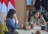 Wakil Menteri Ekonomi Kreatif/Wakil Kepala Badan Ekonomi Kreatif (Ekraf), Irene Umar (kanan), berdialog dengan Co-Founder sekaligus Art & Creative Director Imagispace, Mervi (kiri), saat menerima audiensi Imagispace di Kantor Kementerian Ekonomi Kreatif, Jakarta, Rabu (15/07/2026).