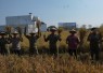 Panen Raya TNI bersama petani di areal persawahan Desa Gaum, Tasikmadu, Karanganyar, Jumat (17/7/2026)