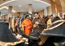 Menteri Ekonomi Kreatif/Kepala Badan Ekonomi Kreatif (Ekraf), Teuku Riefky Harsya (kanan) meninjau salah satu stan seusai pembukaan Festival Seni & Bazaar Mitra Seni (MSI) 2026 di Graha Jalapuspita, Jakarta, Selasa (21/7/2026)
