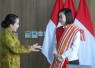 Wakil Menteri Ekonomi Kreatif/Wakil Kepala Badan Ekonomi Kreatif (Ekraf), Irene Umar (kanan) berbincang dengan Bupati Sumba Barat Daya, Ratu Ngadu Bonu Wulla (kiri) saat menerima audiensi di Kantor Kementerian Ekonomi Kreatif, Jakarta, Selasa (21/07/2026)