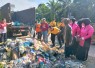 Polsek Pondok Suguh Bergerak Cepat Bersihkan Sampah di Jalan Provinsi