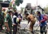 Karya Bhakti TNI  Rabat Jalan di Desa Wonorejo Rampung Dua Pertiga Dari Target