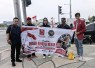 Bersama Babinsa, AJMI dan PW Pemuda Muslim Sumut Bagikan 1945 Bendera Merah Putih 