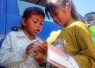 Anak-anak korban gempa membaca buku perpustakaan keliling, Kabupaten Sikka, Selasa (18/8) 