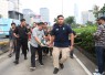 Tim medis PMJ saat evakuasi mahasiswa yang pingsan 