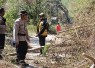 Personel Polri Buka Akses Jalan Terdampak Longsor Menuju Dusun Nitung di Palue