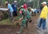 Babinsa dan Perangkat Desa Bader Bersihkan Jalan, Gotong Royong Jaga Kenyamanan Warga