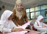 Siswa menerima penjelasan dari gurunya