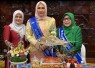 Ketua Forikan Aceh, Nyonya Marlina Usman (tengah) bersama Ketua Forikan Aceh Singkil, Habibatussania (kanan) menampilkan hasil olahan lobster dan kepiting dalam lomba masak serba ikan