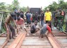 Sinergi TNI-Polri dan Masyarakat Perbaiki Jembatan Poros Lokpon-Dekai Sambut HUT ke-81 TNI