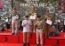 Pangkostrad Letjen TNI Mohammad Fadjar foto bersama Panglima TNI Jenderal TNI Agus Subiyanto pada penyerahan juara lomba tembak Piala Panglima TNI 2026 di Cilodong, Minggu (20/9)