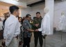 Menteri Ekonomi Kreatif/Kepala Badan Ekonomi Kreatif (Ekraf), Teuku Riefky Harsya (tengah), mendengarkan penjelasan mengenai busana dari perancang busana Ivan Gunawan (kanan) saat menghadiri pameran instalasi mode bertajuk “Gaya Archive Chapter 4” di Senayan City, Jakarta, Kamis (24/09/2026).