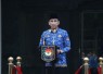 Wakil Menteri Dalam Negeri (Wamendagri) Akhmad Wiyagus saat membacakan amanat Menteri Pendidikan Dasar dan Menengah (Mendikdasmen) sebagai Inspektur Upacara pada peringatan Hari Pendidikan Nasional (Hardiknas) 2026 di Plaza Gedung A, Kantor Pusat Kementerian Dalam Negeri (Kemendagri), Jakarta, Senin (4/5/2026)