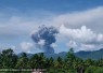 Kolom abu berwarna putih kelabu kehitaman dari erupsi gunung api Dukono terlihat dari Pos Pengamatan Gunung Api (PGA) Dukono di Desa Mamuya, Kecamatan Galela, Halmahera Utara, Maluku Utara, Sabtu (9/5) pukul 09.23 WIT