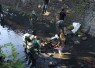 Sinergitas TNI dan Warga Bersihkan Sampah di Bantaran Sungai 