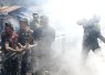 Anggota TNI berjibaku memadaman Api