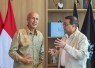 Menteri Ekonomi Kreatif/Kepala Badan Ekonomi Kreatif (Ekraf), Teuku Riefky Harsya (kanan), berbincang dengan Deputi Direktur Jenderal World Intellectual Property Organization (WIPO), Hasan Kleib (kiri), saat menerima audiensi delegasi World Intellectual Property Organization (WIPO) di Kantor Kementerian Ekonomi Kreatif, Jakarta, Kamis (6/08/2026).