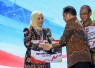 Wakil Bupati Bintan, Deby Maryanti yang mewakili Bupati Bintan, Roby Kurniawan saat menerima penghargaan dan insentif ari Kementerian Dalam Negeri RI.