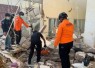 Petugas Basarnas NTT saat mencari korban dibawah reruntuhan usai gempa.