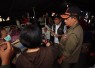 Kepala BNPB Letjen TNI Dr. Suharyanto S.Sos., M.M., (topi rompi tundra) bersama Menko PMK Pratikno (topi kemeja putih rompi hitam) saat mengunjungi Rumah Sakit Umum Daerah (RSUD) Manggarai, yang terdampak gempabumi M 7,7 di Ruteng, Kabupaten Manggarai, Nusa Tenggara Timur, Minggu (16/8).