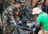 Babinsa Timika saat Turun Langsung Gotong Royong Bersihkan Kali