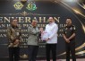 Jaksa Agung ST Burhanuddin bersama Pimpinan Pemeriksaan Keuangan Negara I BPK RI Nyoman Adhi Suryadnyana saat penyerahan Laporan Hasil Pemeriksaan (LHP) atas Laporan Keuangan Kejaksaan RI Tahun Anggaran 2025 di Gedung Utama Kejaksaan Agung, Jakarta, Kamis (3/9/2026).